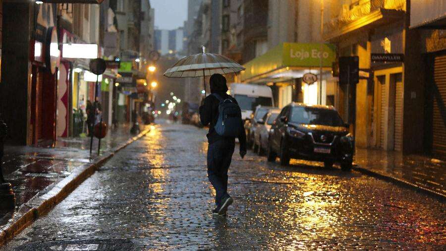 Ciclone se aproxima do Rio Grande do Sul com ventos de até 100 km/h e chuva