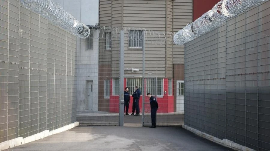 Prisioneiro francês é recapturado após fugir na bolsa de outro detento