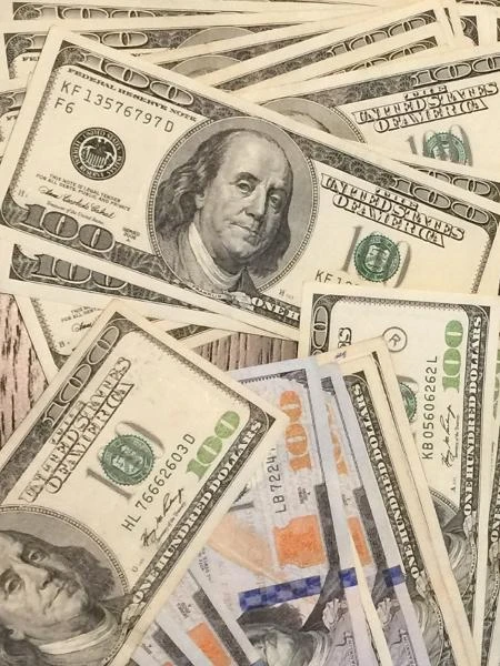 Dólar recua com possível entrada dos EUA na guerra e espera por juros