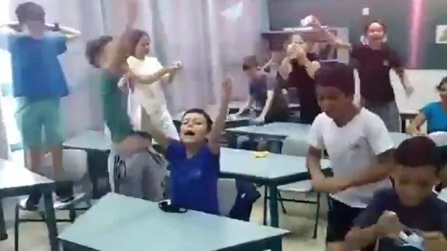 Crianças celebram fim do uso de máscaras em escola de Israel; veja