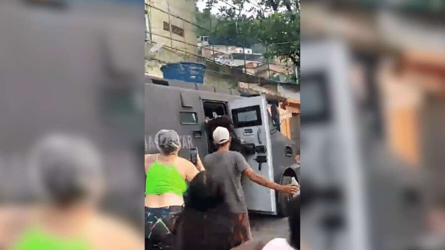 Criança é baleada na cabeça durante tiroteio no Rio; moradores se revoltam