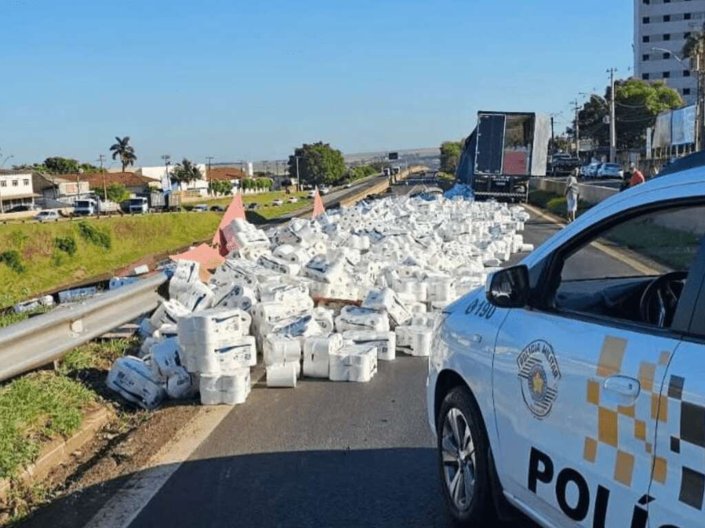 Carreta tomba em alça de acesso próximo a cidade de Jaú