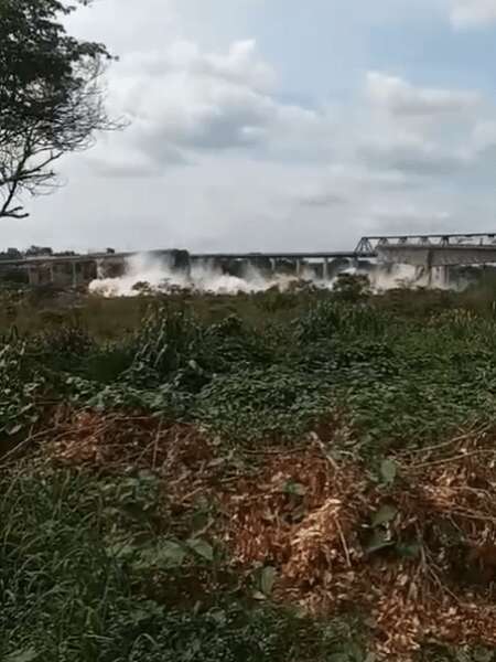 Trecho de ponte entre TO e MA desaba em rio; veja momento da queda