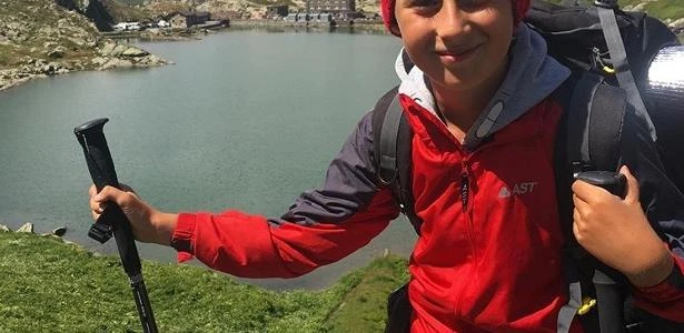 Menino de 11 anos reencontra e abraça a avó após jornada de 2,8 mil km a pé