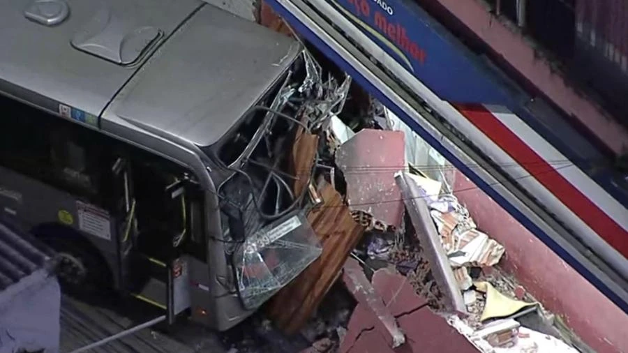 Ônibus furtado bate em comércio na zona sul de São Paulo