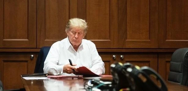 Trump pode ter alta amanhã se continuar melhorando, diz equipe médica