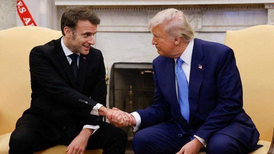 Afagos e elogio a esposa: Macron e Trump vivem 'bromance' com toque de tensão