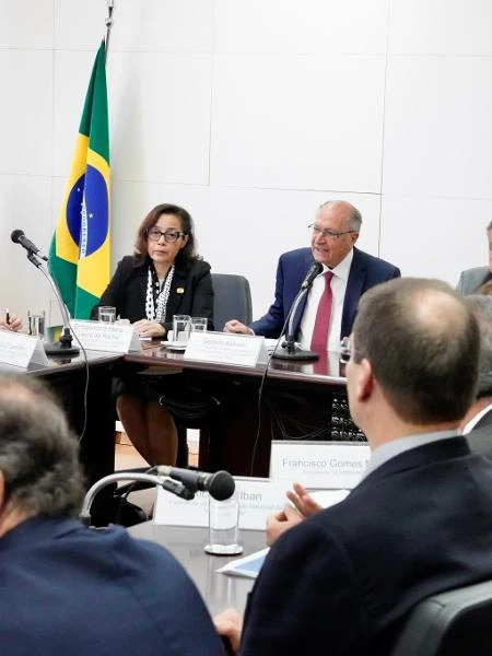 Prioridade do governo é resolver tarifaço até 31/07, não pedir extensão Amanda Klein