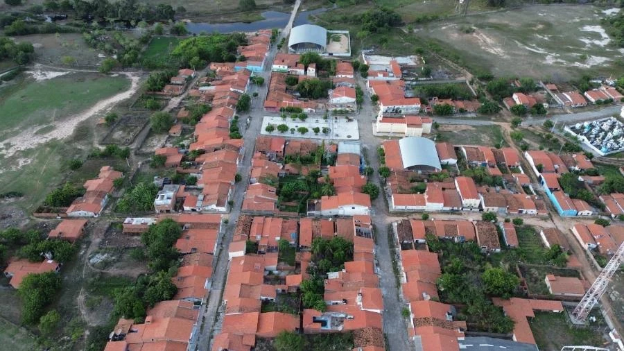 Sobraram só os cães: 'guerra' gera fuga em massa e deixa vila deserta no CE