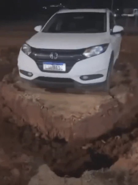 Motorista estaciona em área proibida e carro é cercado com vala; vídeo