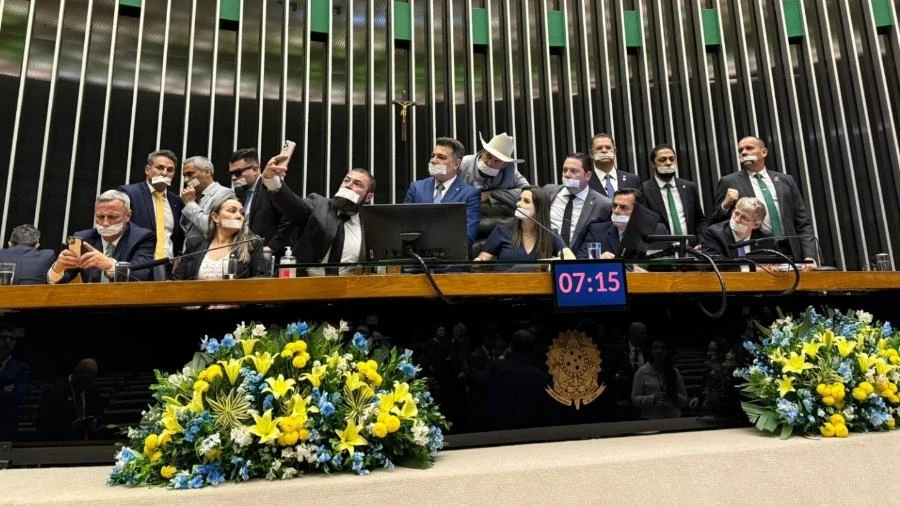 Bolsonaristas tentam golpe no Legislativo para dar golpe no Judiciário Leonardo Sakamoto