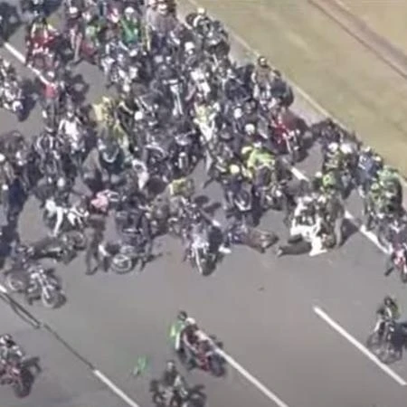Motociclista perde equilíbrio e causa acidente em motociata de Bolsonaro