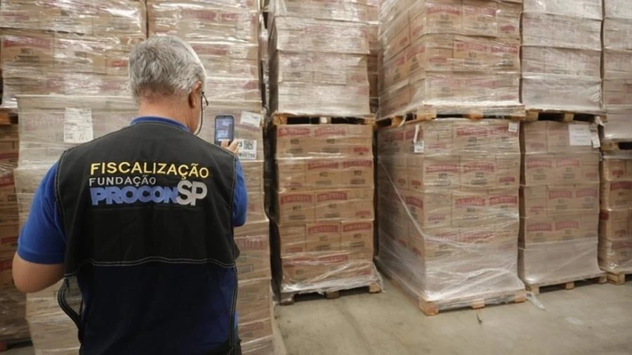 Lote com 128 mil garrafas de vodca sem documentação é recolhido em SP