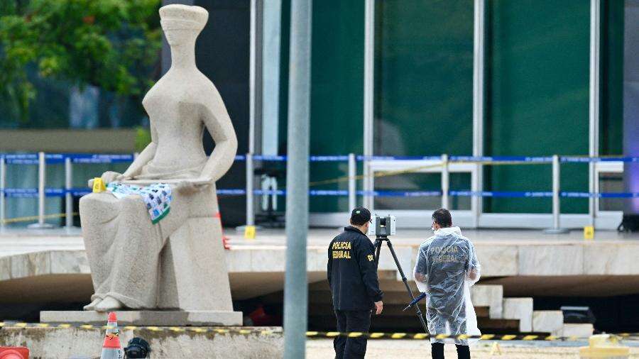 Escultura da Justiça já tomou banho, foi cercada e testemunhou confusões