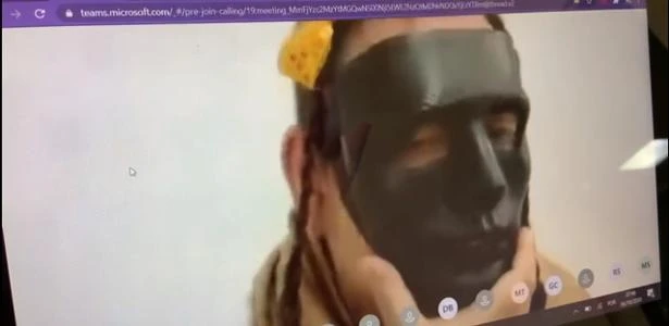 Professor de medicina em SP faz 'blackface'; faculdade estuda afastamento
