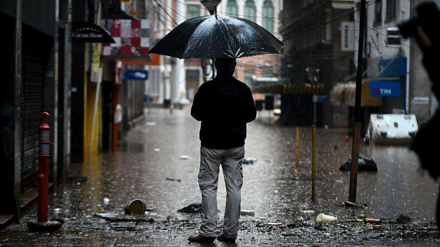 Com mais chuva prevista, moradores de Porto Alegre esperam por piora