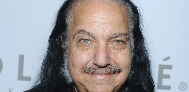 Ator pornô encara pena de até 330 anos de prisão por crimes sexuais nos EUA