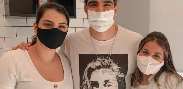 Caio Castro usa camiseta estampada com foto de Grazi Massafera