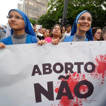 Justiça proíbe cartazes contra aborto em unidades de saúde no Rio