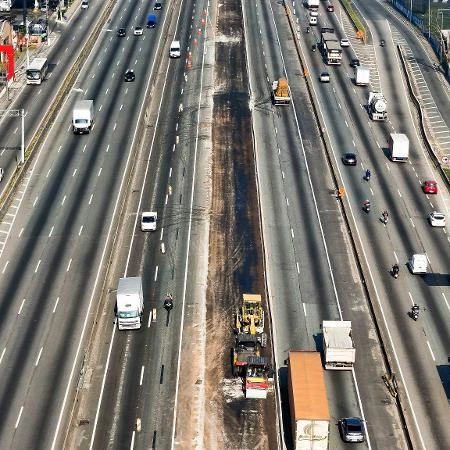 Colisão entre ônibus e caminhão deixa um morto e 12 feridos na Via Dutra em SP