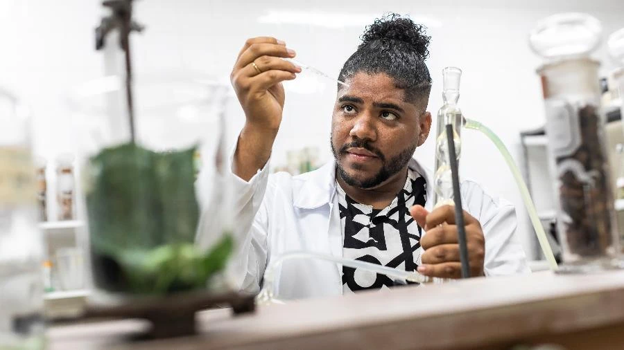 'Minha avó curava com plantas': ele leva saberes ancestrais à universidade