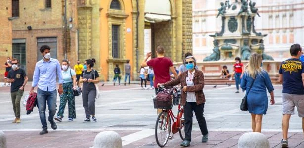 Ambulâncias fazem filas esperando vagas em hospitais de Nápoles