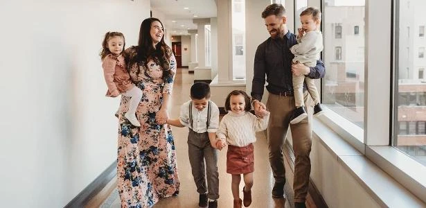 Casal dos EUA ganha nove filhos em três anos, e mãe descreve: 'É caótico'