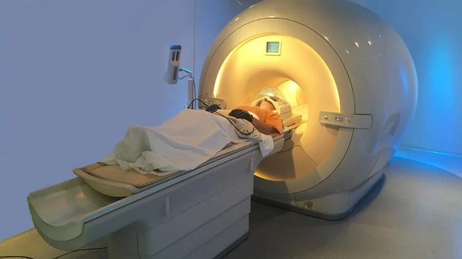 Homem é puxado pelo colar por máquina de ressonância e fica em estado grave