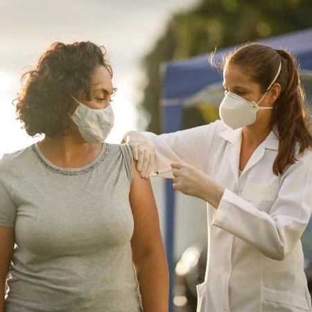 Governo fecha compra de 57 milhões de doses atualizadas da vacina contra covid-19