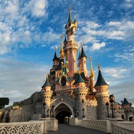 Homem que encenou casamento com menina na Disney já tinha condenação sexual