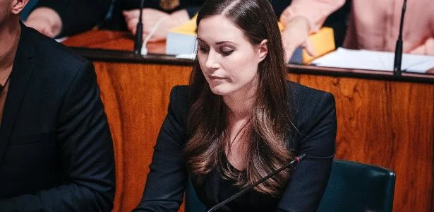 Primeira-ministra finlandesa abandona reunião europeia para iniciar quarentena