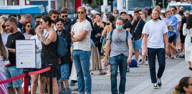 Antes sem restrições, Suécia tem 100 mortes diárias por covid e muda tática