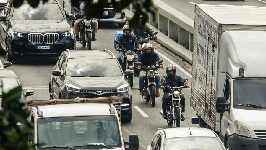 Justiça volta a proibir moto por app em SP, mas determina regulamentação