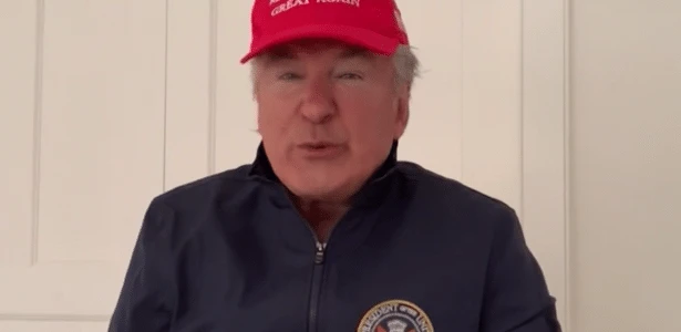Alec Baldwin defende sátira de Trump no 'SNL' durante hospitalização por covid-19