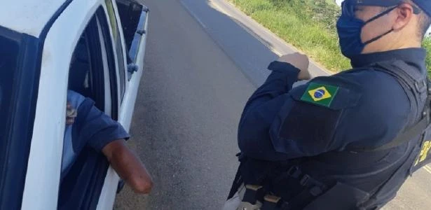 Polícia flagra homem sem uma mão dirigindo carro sem adaptação na Bahia