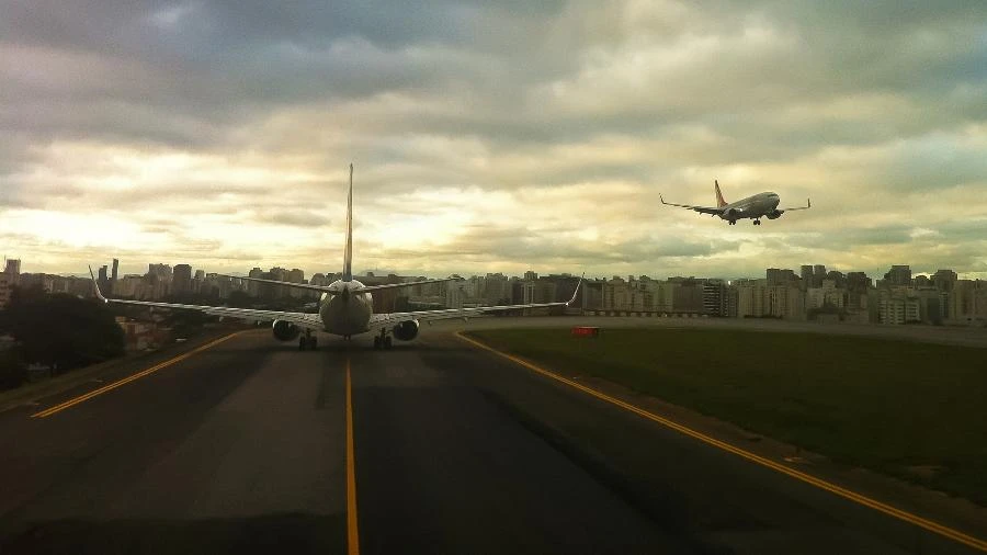 É mais seguro pousar num aeroporto com uma pista só ou com várias?