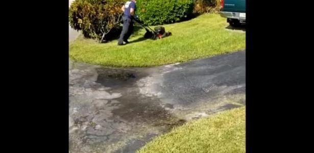 EUA: Bombeiro corta grama de homem que passou mal com o calor na Flórida