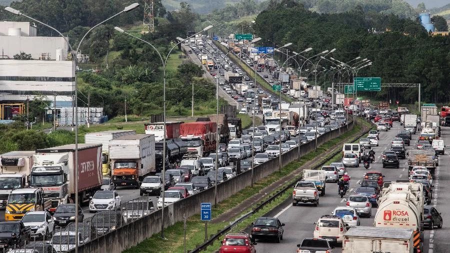 Líder de caminhoneiros ameaça com paralisação e acusa governo de marketing