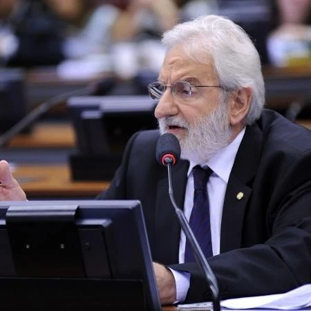 Voto de esquerda pela PEC da Blindagem é autoimolação, diz decano do PSOL Thais Bilenky