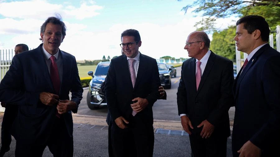 Haddad e líderes partidários se reúnem em busca de alternativa a IOF