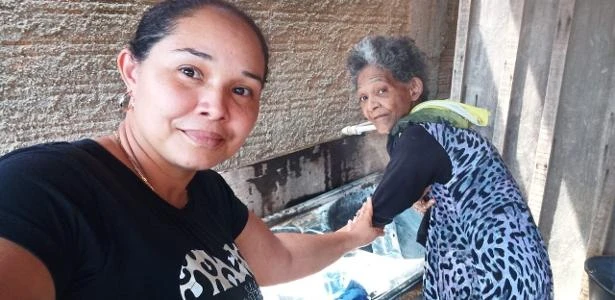 Raptada ainda bebê, mulher reencontra a mãe 35 anos depois pelo Facebook