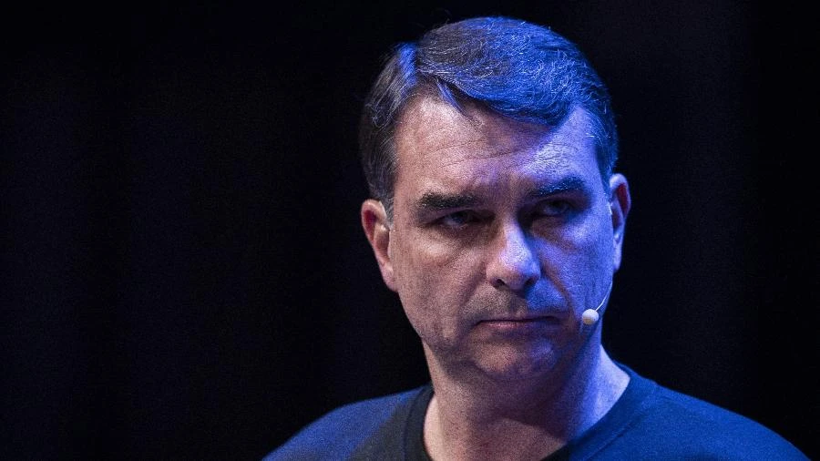 Janaína: Flávio 'pisa em ovos' para falar sobre EUA e crise com Michelle