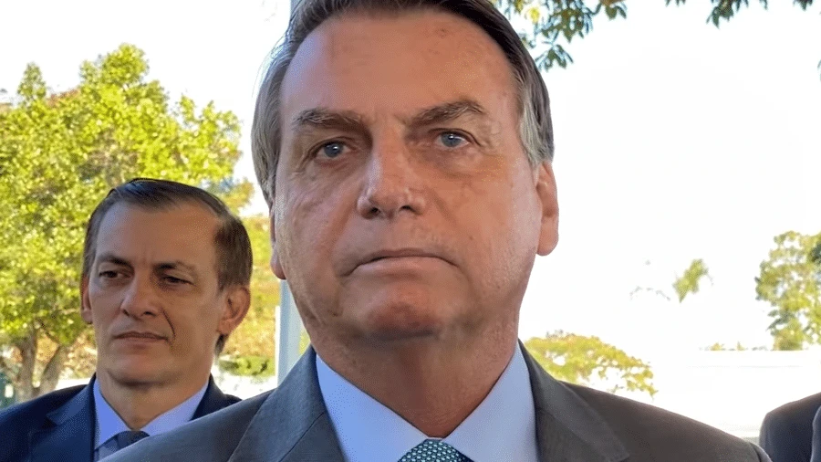 Em culto, Bolsonaro chora e volta a questionar número de mortes por covid