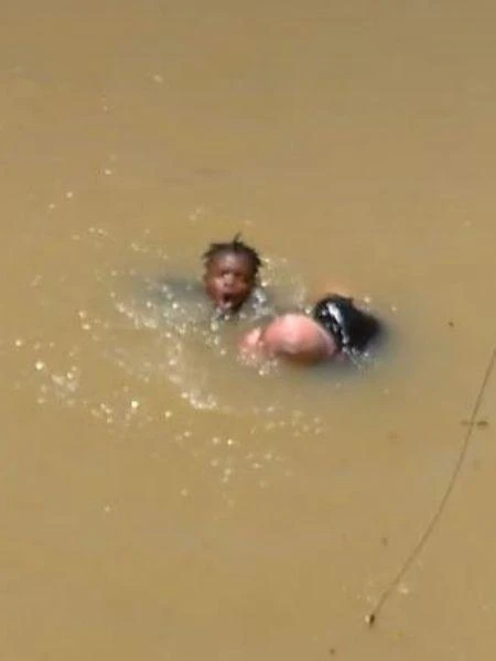 Senegalês mergulha em rio da Espanha para salvar idoso de 72 anos; assista