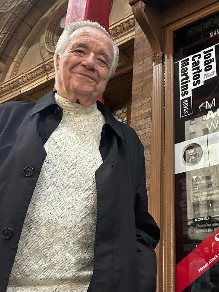 Ingressos esgotados: Martins faz 'despedida' do palco que o consagrou em NY Jamil Chade