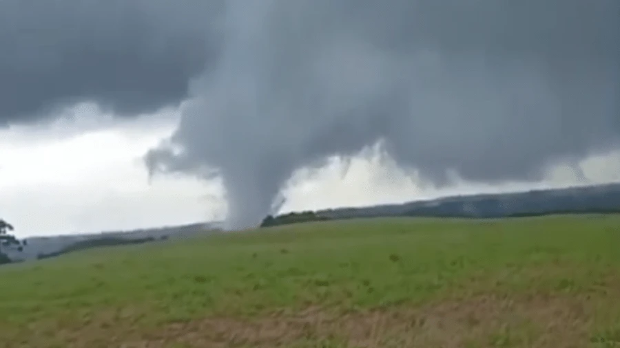 Tornado atinge cidade do RS com ventos de até 190 km/h; veja vídeo