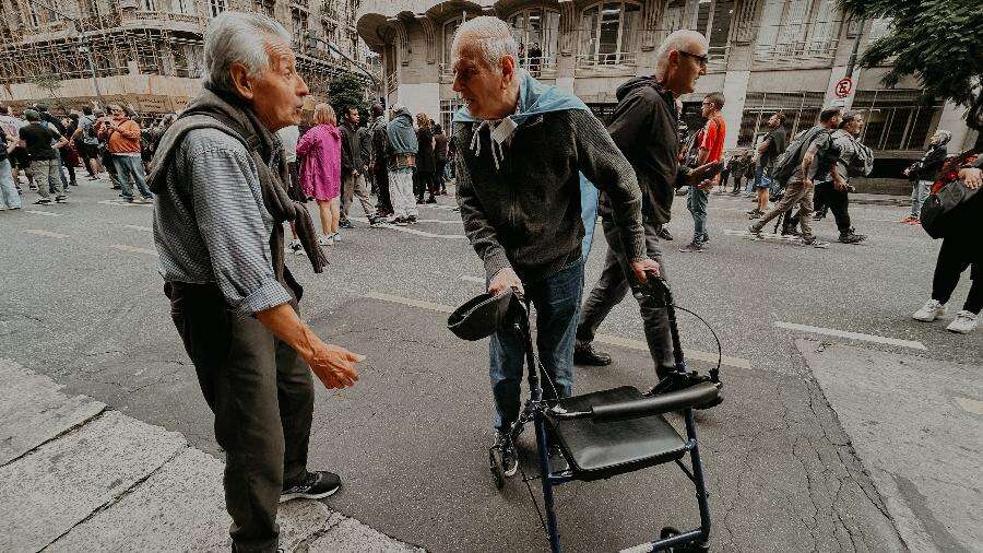 Novo protesto de aposentados deve tomar ruas de Buenos Aires hoje Coluna de Amanda Cotrim