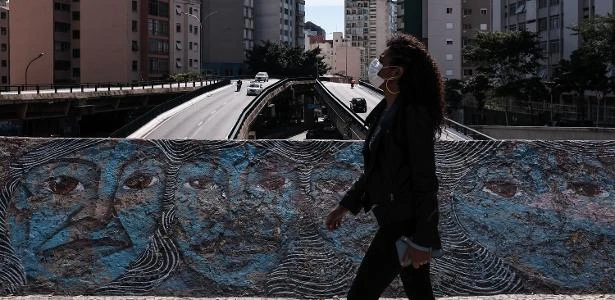 É enganoso que expor população seja melhor contra pandemia do que vacinação