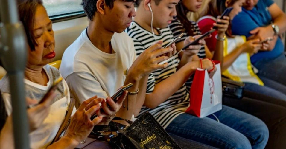 Redes sociais superaram mídia tradicional no acesso global a notícias, aponta Instituto Reuters