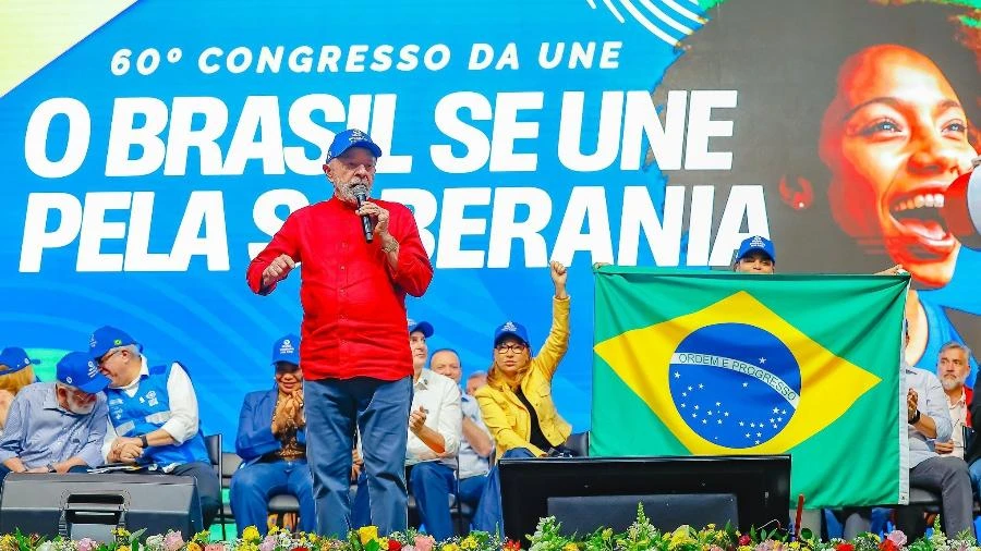 Verde-amarelo e camisa da seleção: Lula avança sobre símbolos bolsonaristas